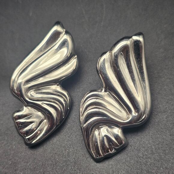 Silver Tone Rippled Ribbon Earrings Pierced Vintage Costume Jewelry - Picture 3 of 9
